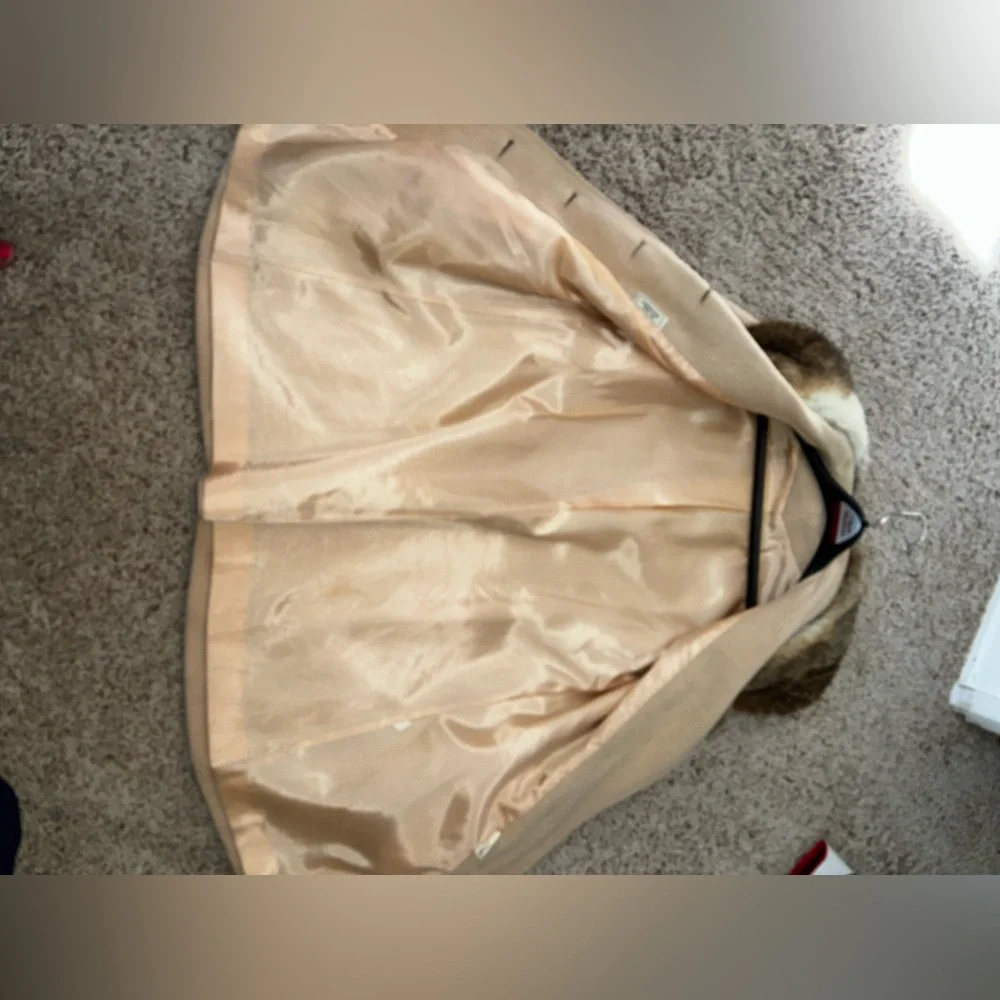 Gently used like new woman’s coat - Picture 3 of 6